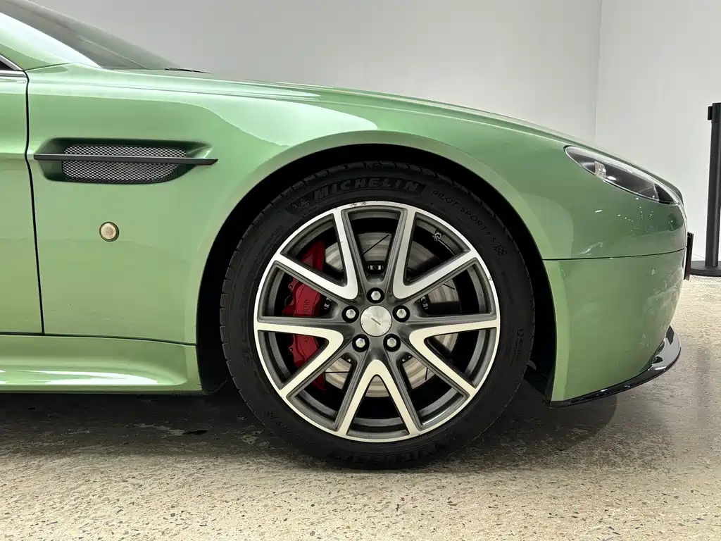 Aston Martin V8 Vantage 2014 — фото 6