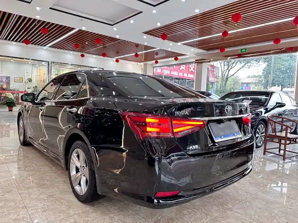 Toyota Crown 2015