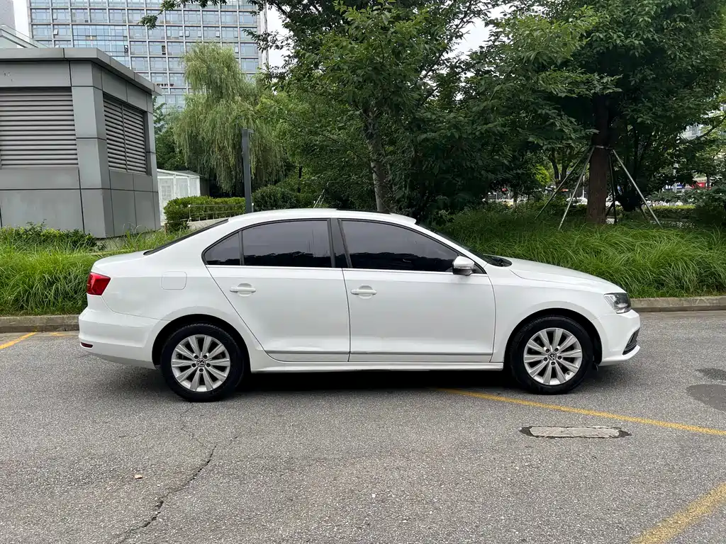 Volkswagen Sagitar 2015
