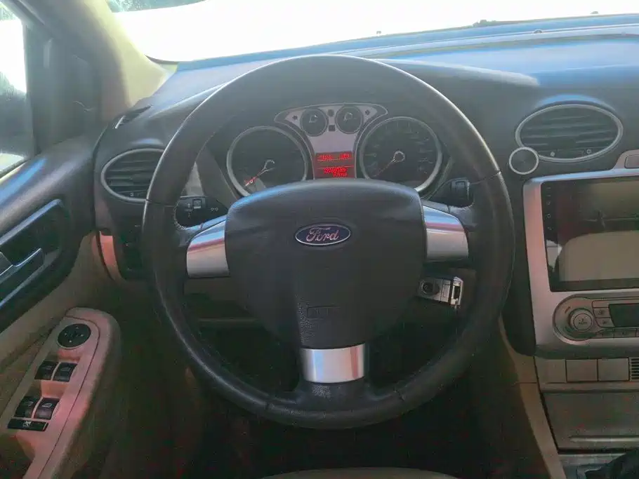 Ford Focus 2015 — фото 15