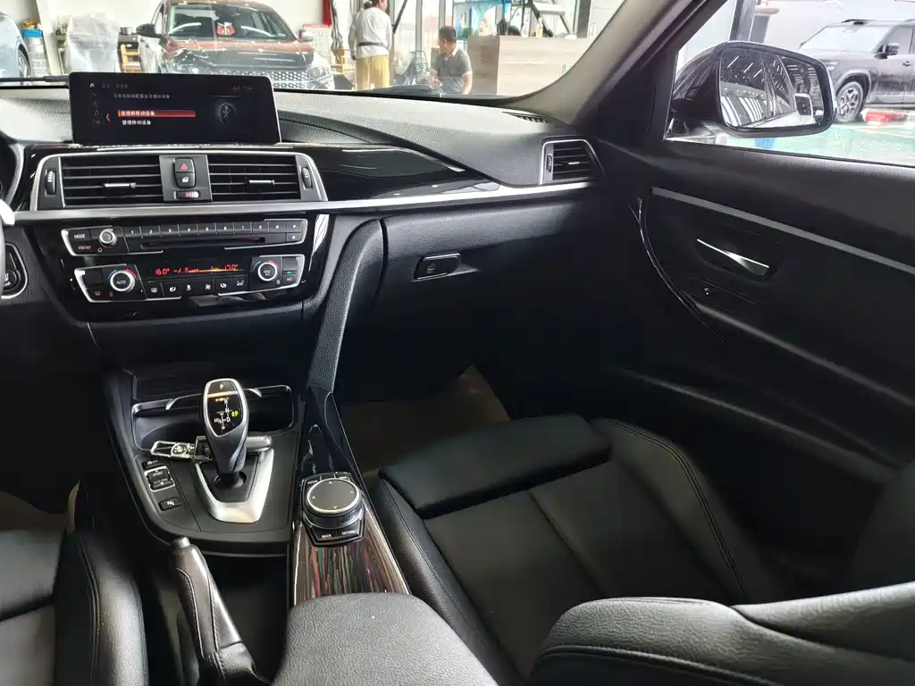 BMW 3 Series 2019 — фото 13