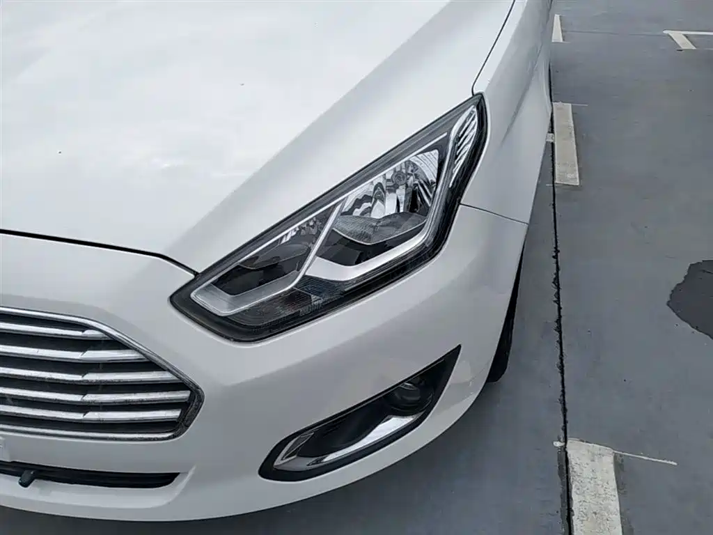 Ford Escort 2015 — фото 24