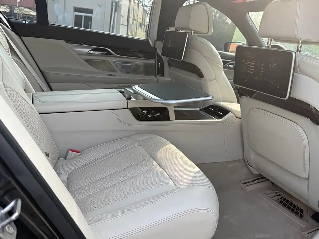 BMW 7 Series 2017 — фото 12