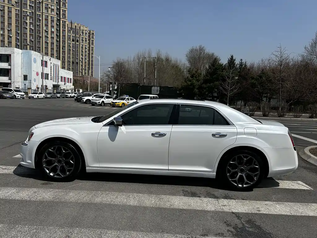 Chrysler 300C 2014 — фото 11