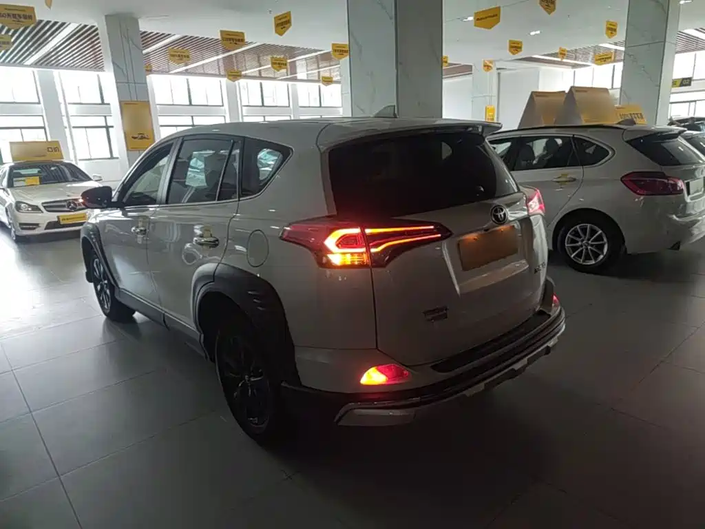 Toyota RAV4 2019 — фото 5