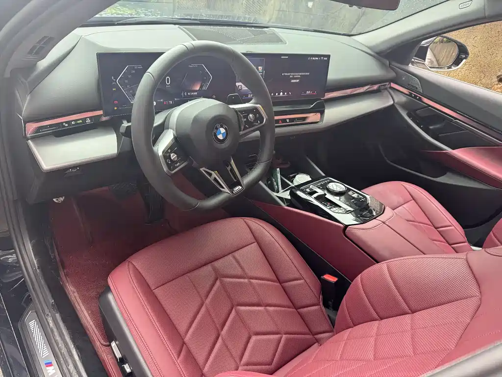 BMW 5 Series 2025 — фото 10