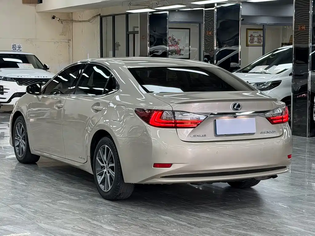 Lexus ES 2016 — фото 13