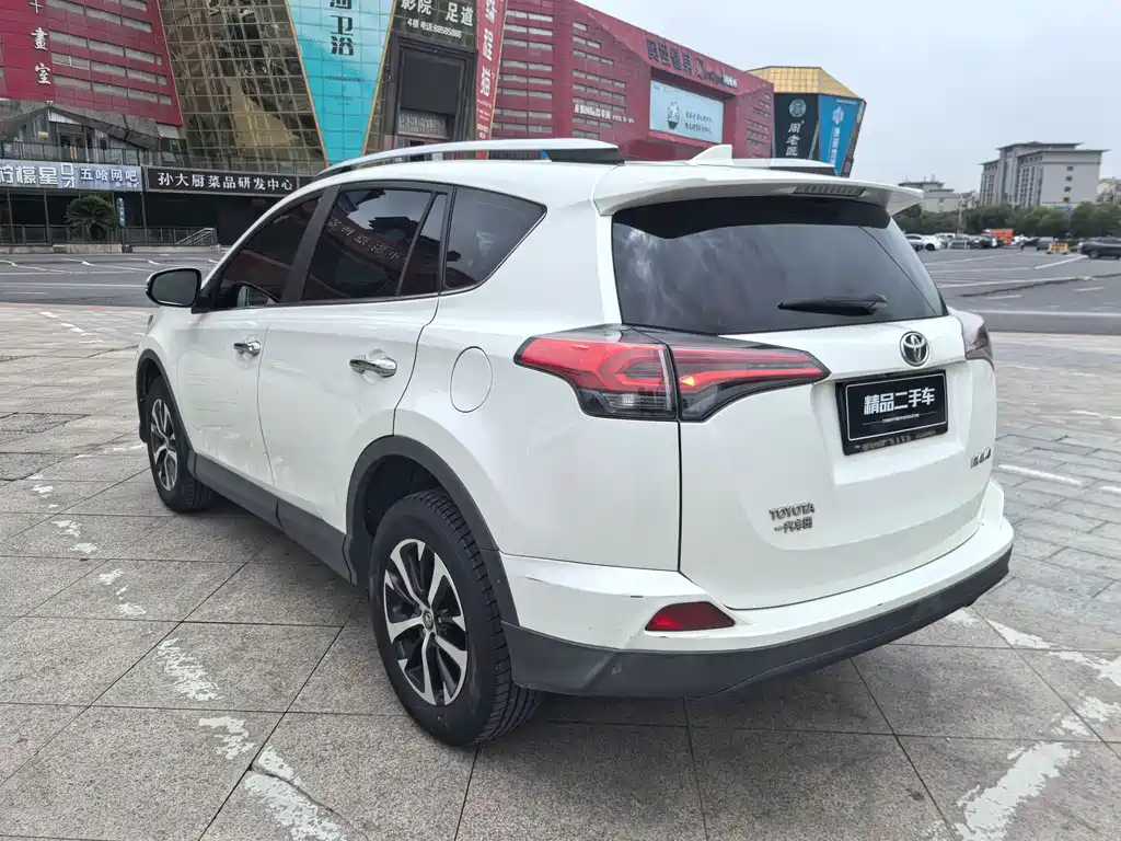 Toyota RAV4 2018 — фото 6