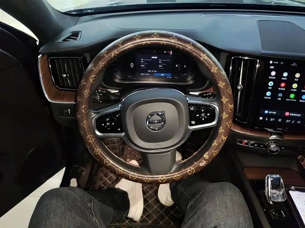 Volvo XC60 2022 — фото 11
