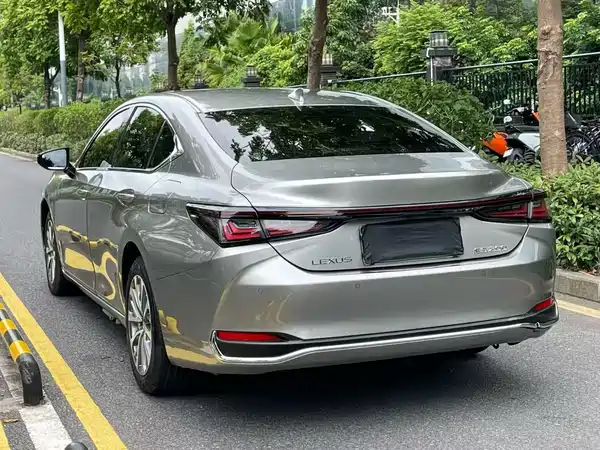 Lexus ES 2025
