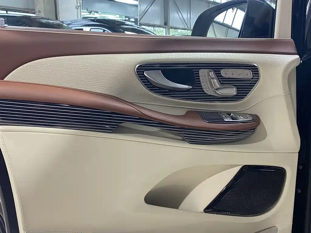 Mercedes-Benz V-Class 2023 — фото 4