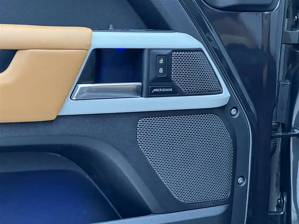 Land Rover Defender 2023 — фото 9