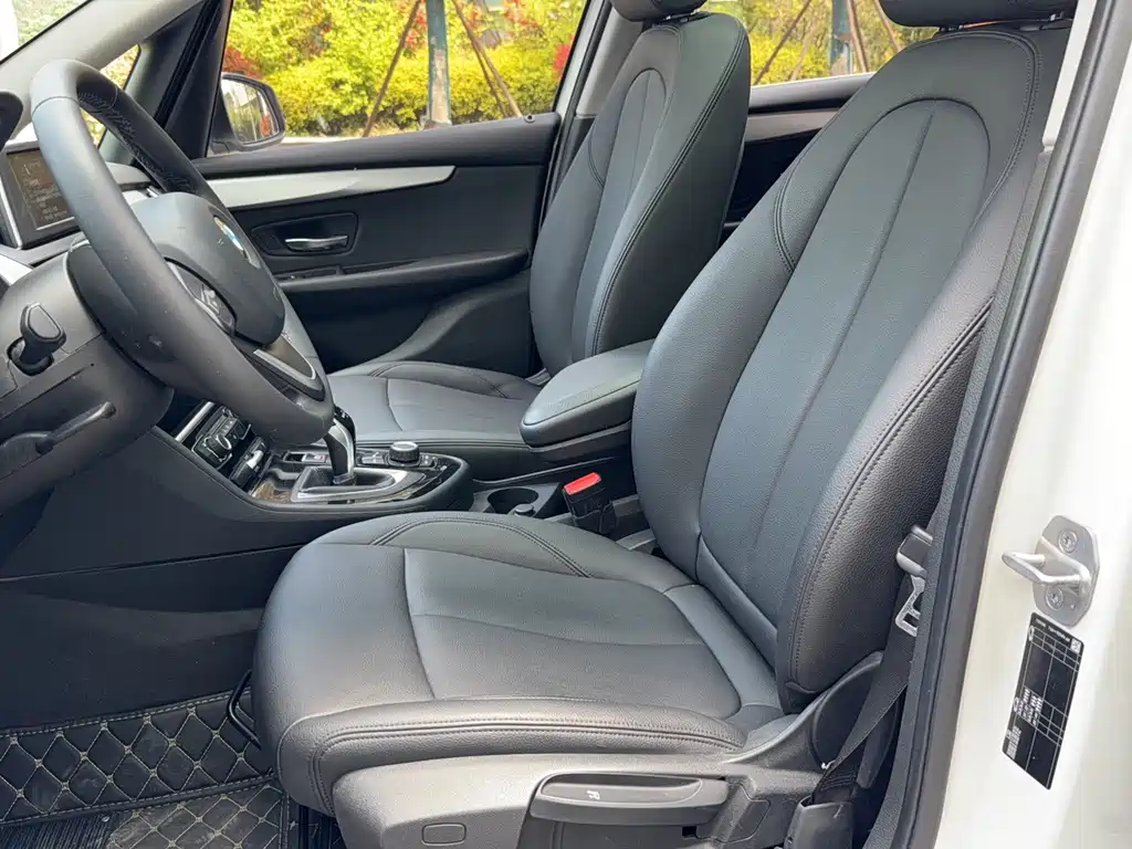 BMW 2 Series Wagon 2020 — фото 12