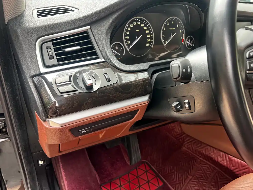 BMW 5 Series GT 2011 — фото 11