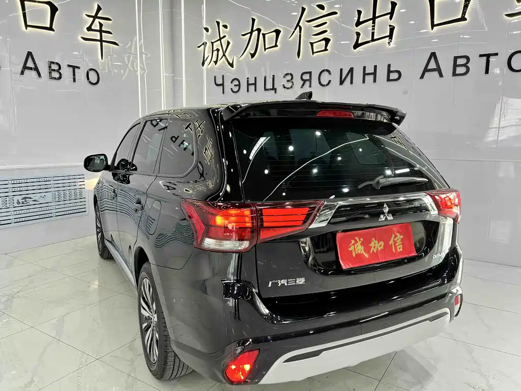 Mitsubishi Outlander 2022 — фото 4
