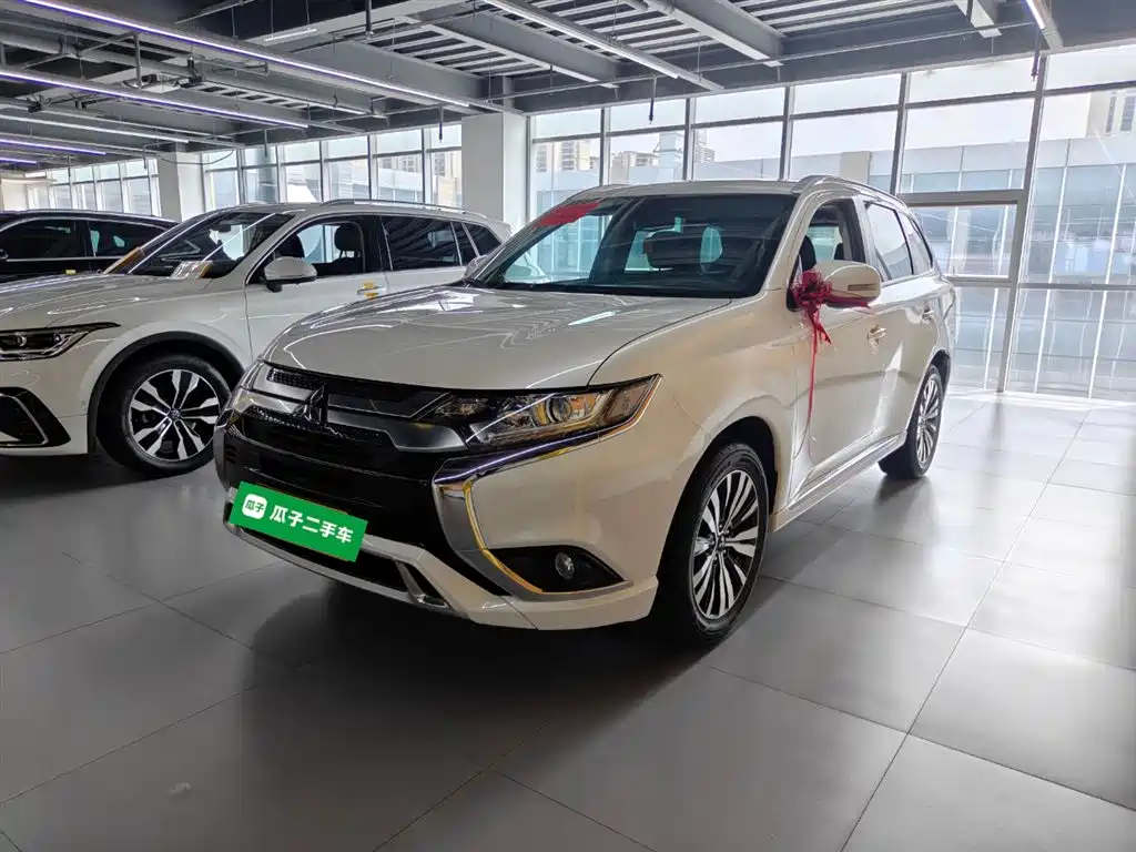 Mitsubishi Outlander 2022 — фото 1