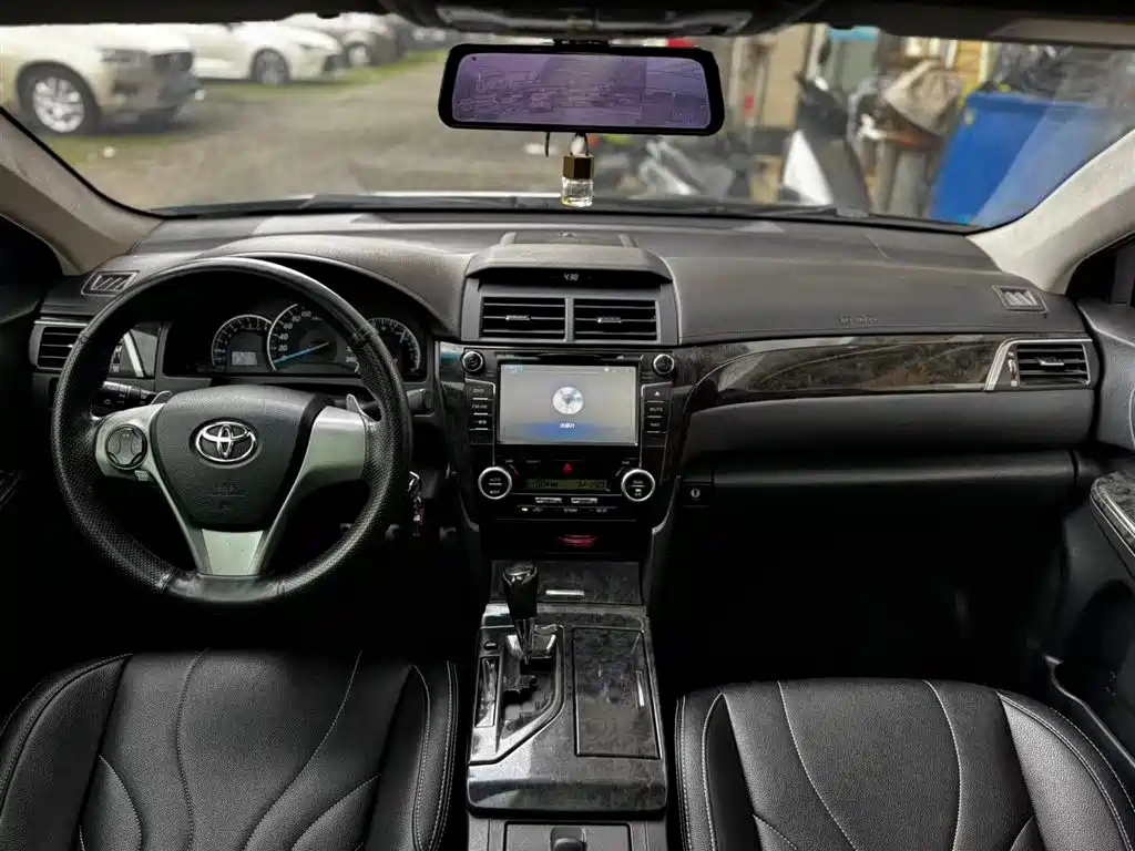Toyota Camry 2014 — фото 6