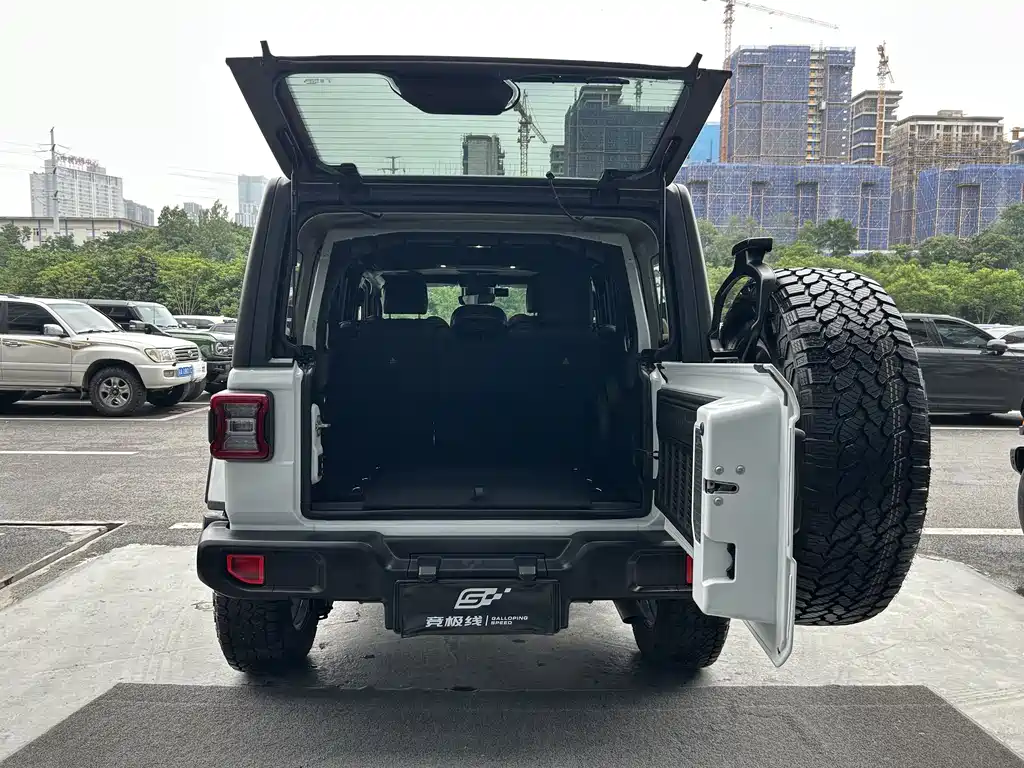 Jeep Wrangler 2023 — фото 17