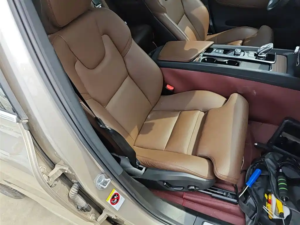 Volvo XC60 2023 — фото 19