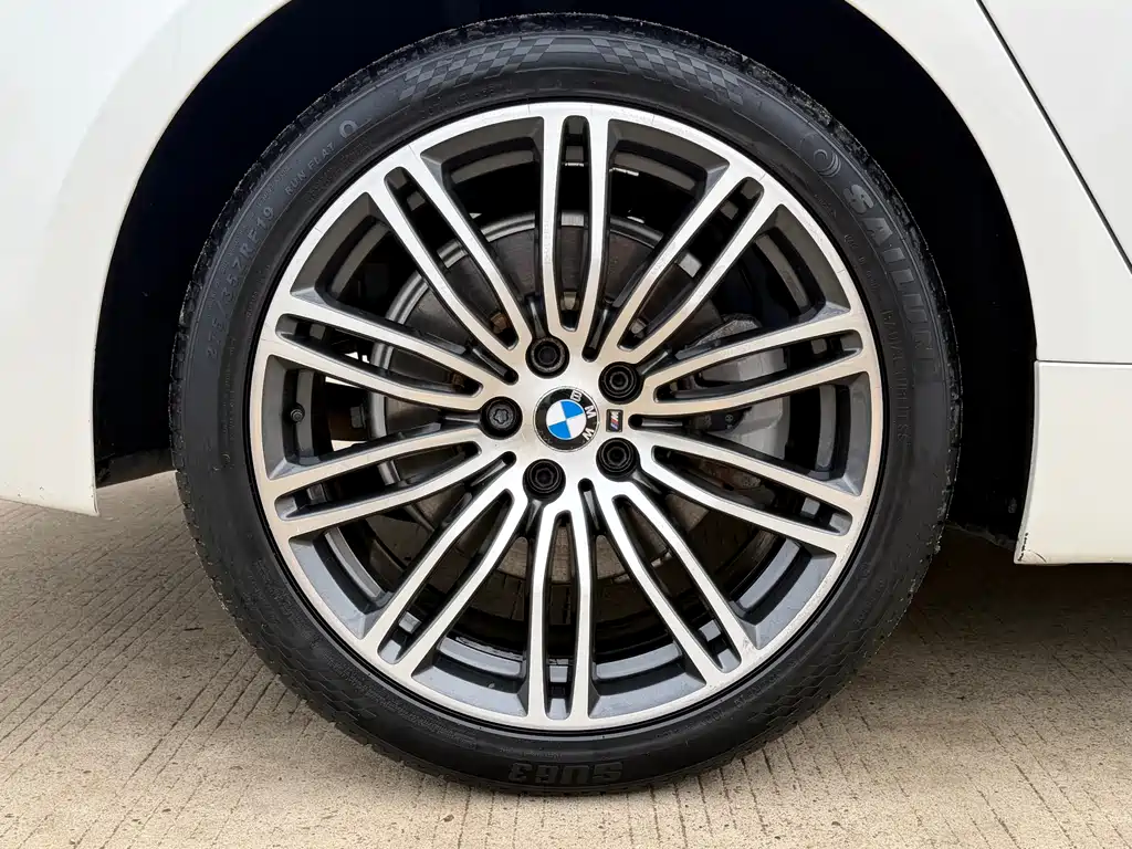 BMW 5 Series 2018 — фото 10