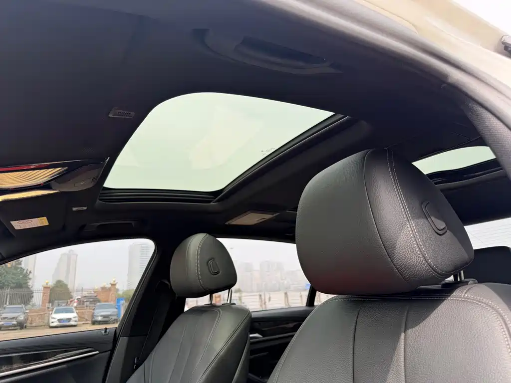 BMW 5 Series 2018 — фото 20
