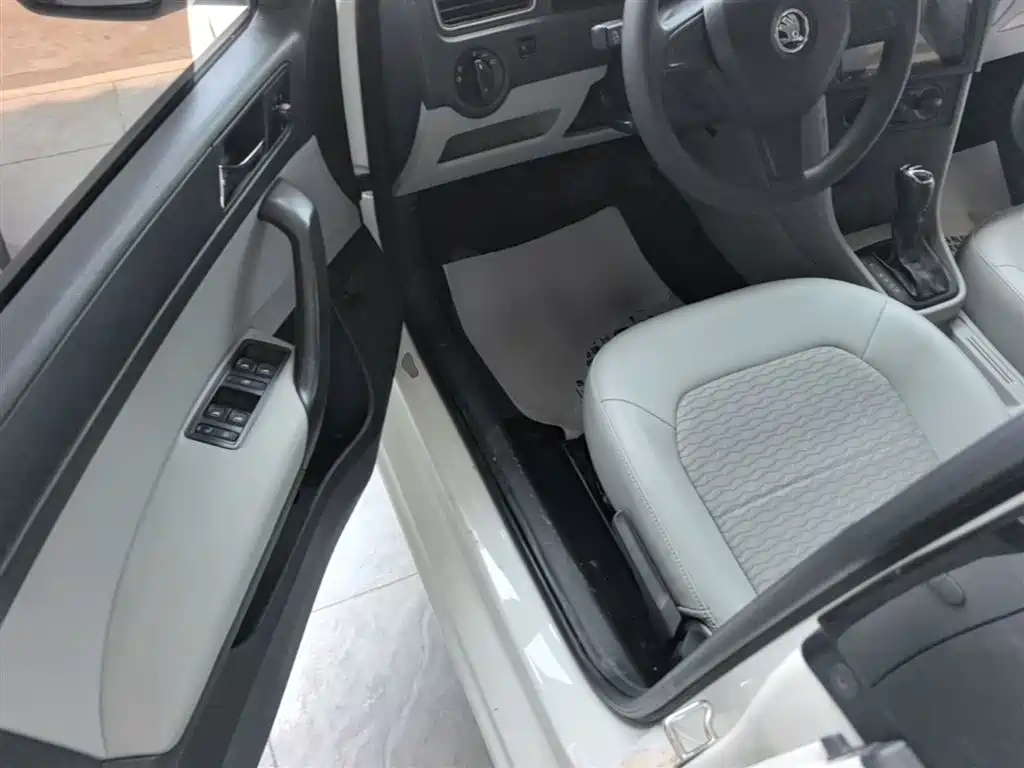 Skoda Rapid 2017 — фото 16