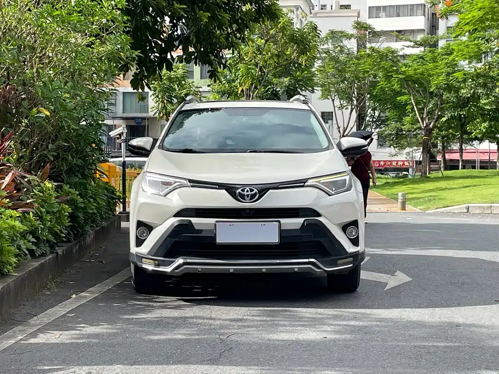 Toyota RAV4 2017 — фото 2