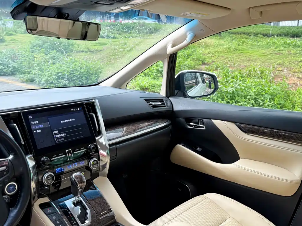 Toyota Alphard 2021 — фото 19