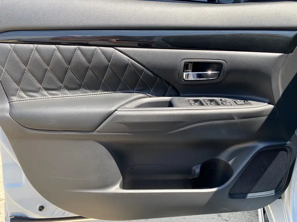 Mitsubishi Outlander 2021 — фото 15