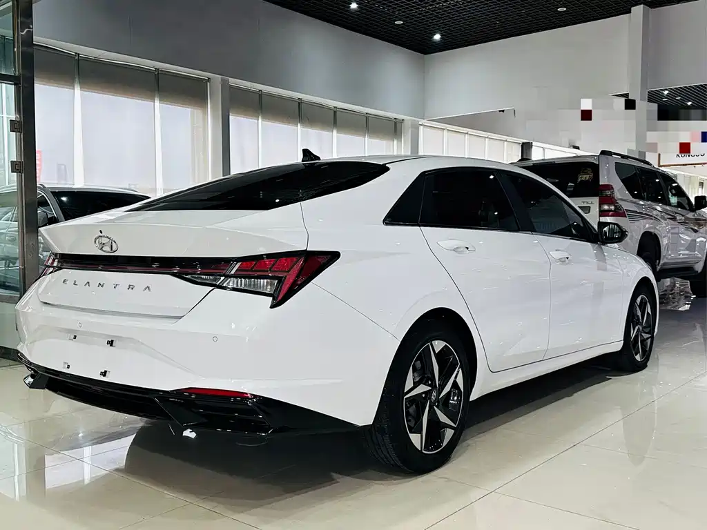 Hyundai Elantra 2022 — фото 17