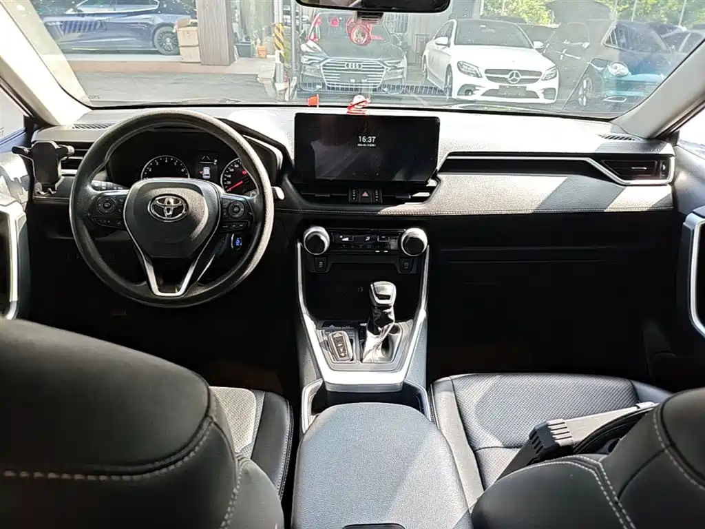 Toyota RAV4 2023 — фото 10