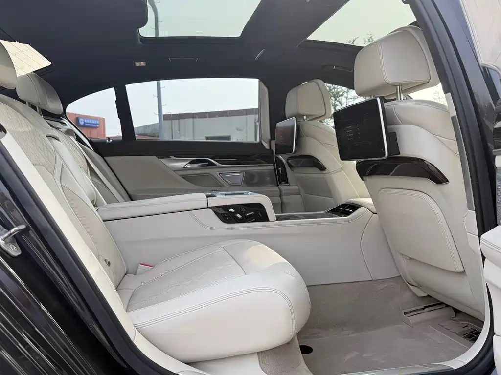 BMW 7 Series 2017 — фото 11