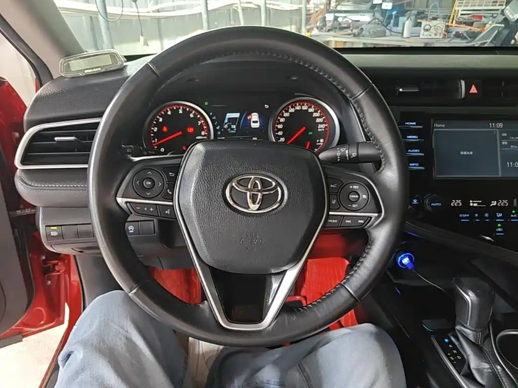 Toyota Camry 2018 — фото 11