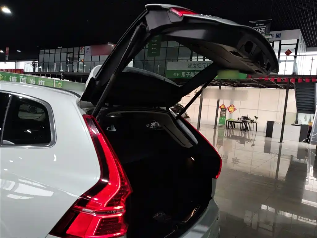 Volvo XC60 2022 — фото 15