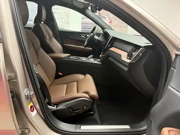Volvo XC60 2025