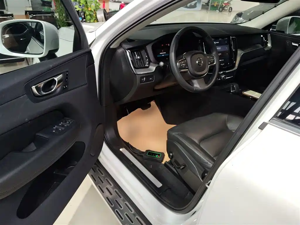 Volvo XC60 2022 — фото 12