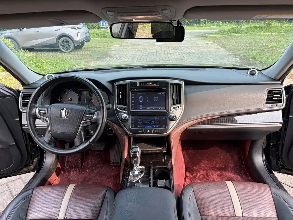 Toyota Crown 2017 — фото 11