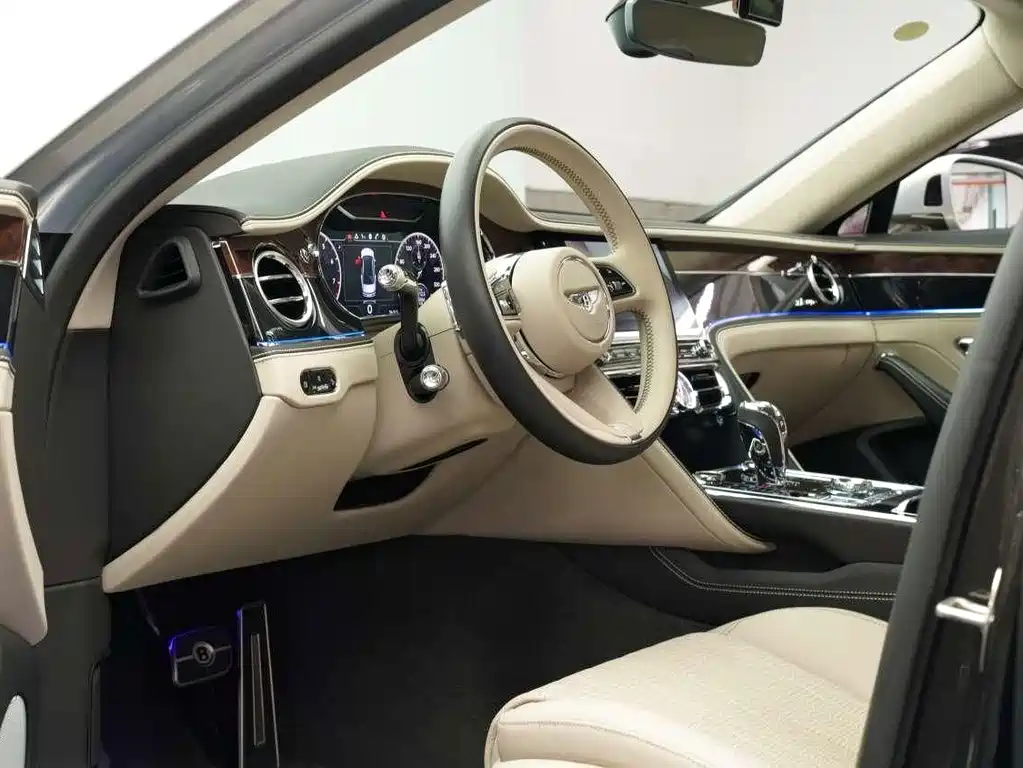 Bentley Flying Spur 2024 — фото 14