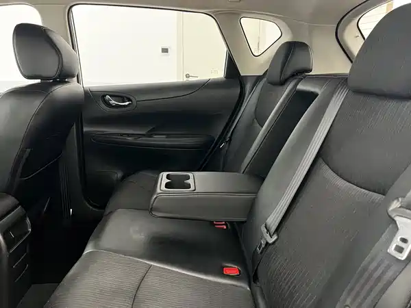 Nissan Tiida 2015