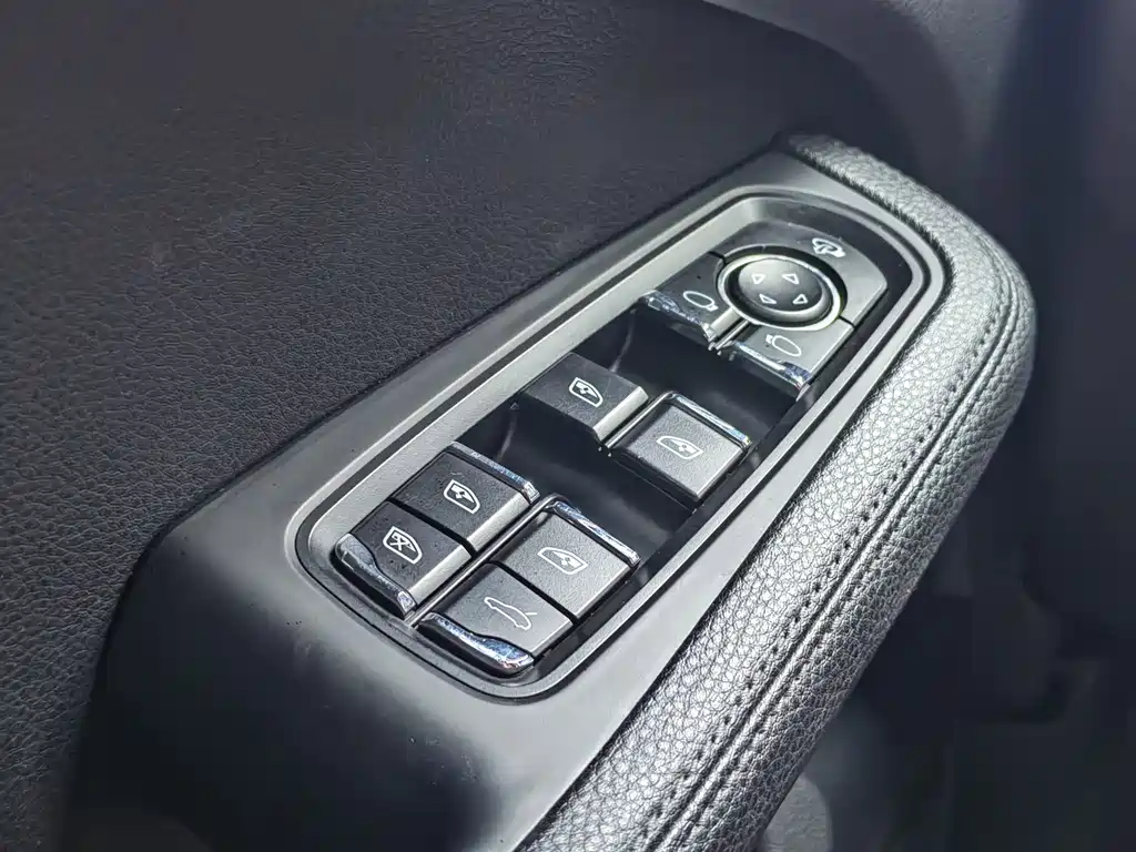 Porsche Macan 2018 — фото 17