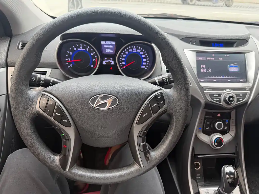 Hyundai Elantra Langdong 2016 — фото 12