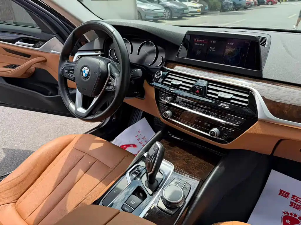 BMW 5 Series 2018 — фото 11
