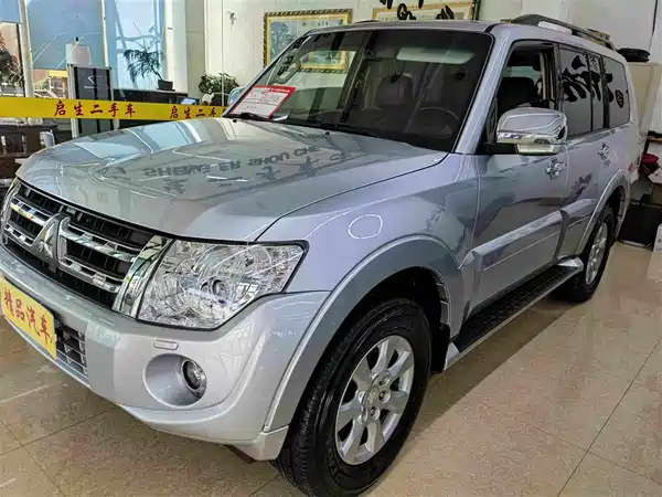 Mitsubishi Pajero 2015