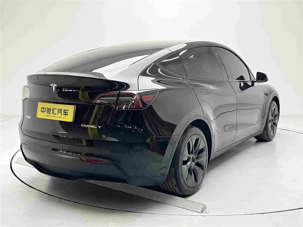 Tesla Model Y 2024 — фото 12