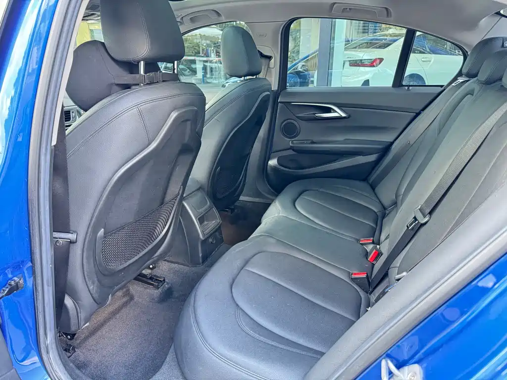 BMW 1 Series 2018 — фото 17