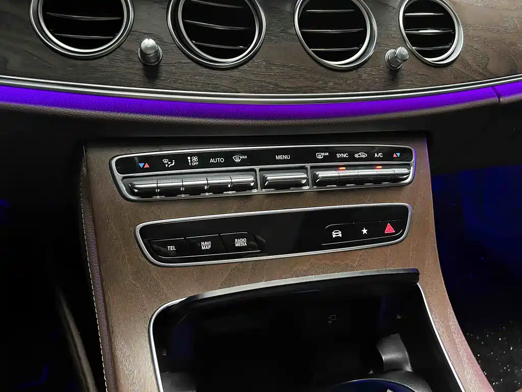 Mercedes-Benz E-Class 2022 — фото 18