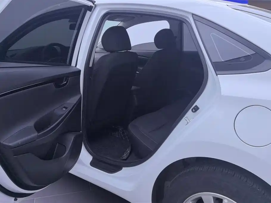 Hyundai Elantra 2023 — фото 11