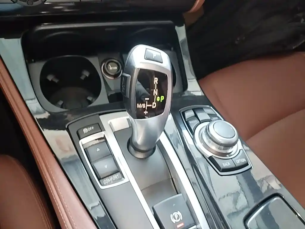 BMW 5 Series 2016 — фото 14