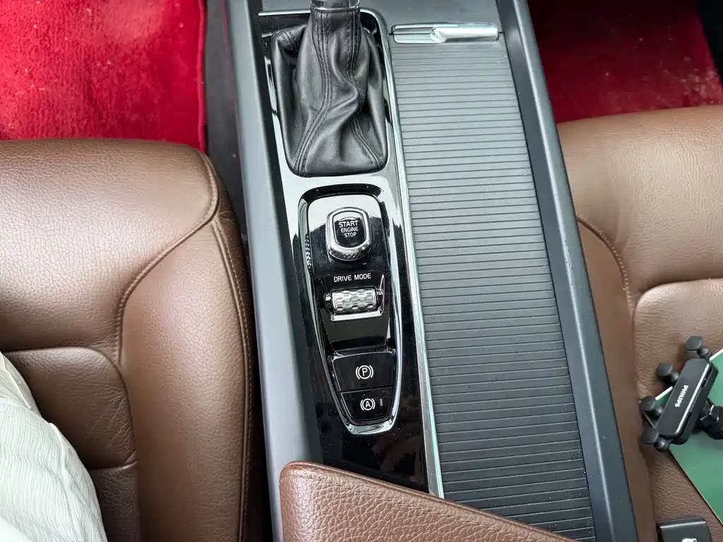 Volvo XC60 2019 — фото 10