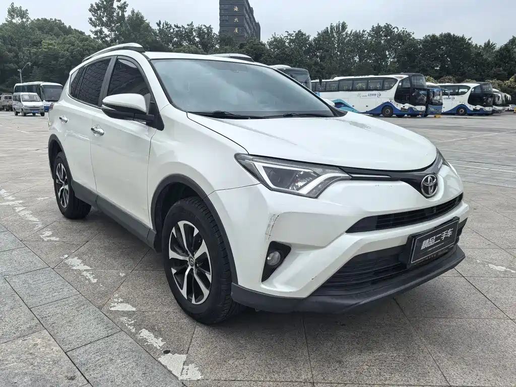 Toyota RAV4 2018 — фото 3